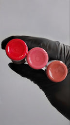 Choix de la teinte du pigment pour la prestation Candy Lips ADR By Floriane à Valence, maquillage permanent des lèvres pour un effet coloré, pulpeux et naturel.