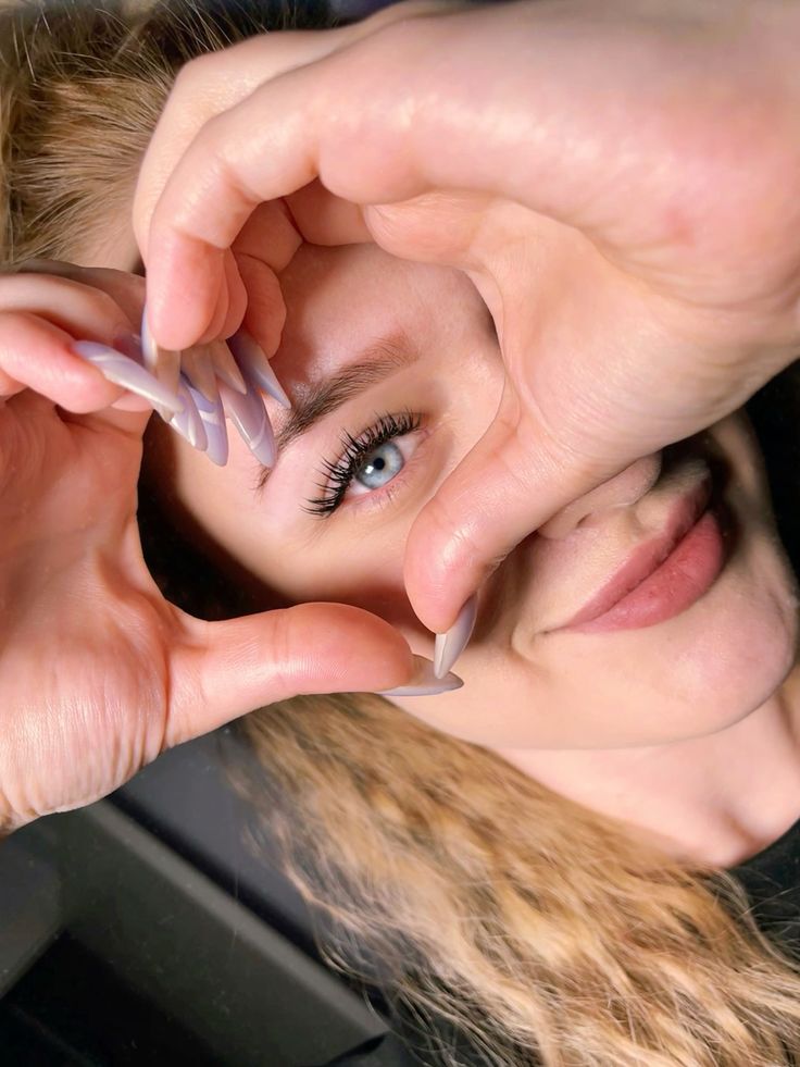 Session de formation en présentiel à Valence sur les extensions de cils, du cil à cil au volume russe, animée par ADR by Floriane avec pratique sur modèles.