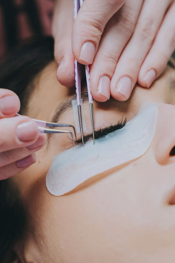 Session de formation en présentiel à Valence pour l’initiation aux extensions de cils cil à cil, animée par ADR by Floriane avec mise en pratique sur modèles.