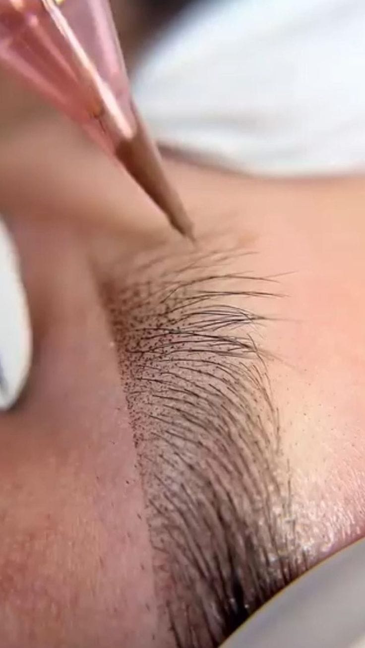 Session de formation en présentiel sur 3 jours à Valence sur le maquillage permanent des sourcils, animée par ADR by Floriane, avec mise en pratique sur modèles.