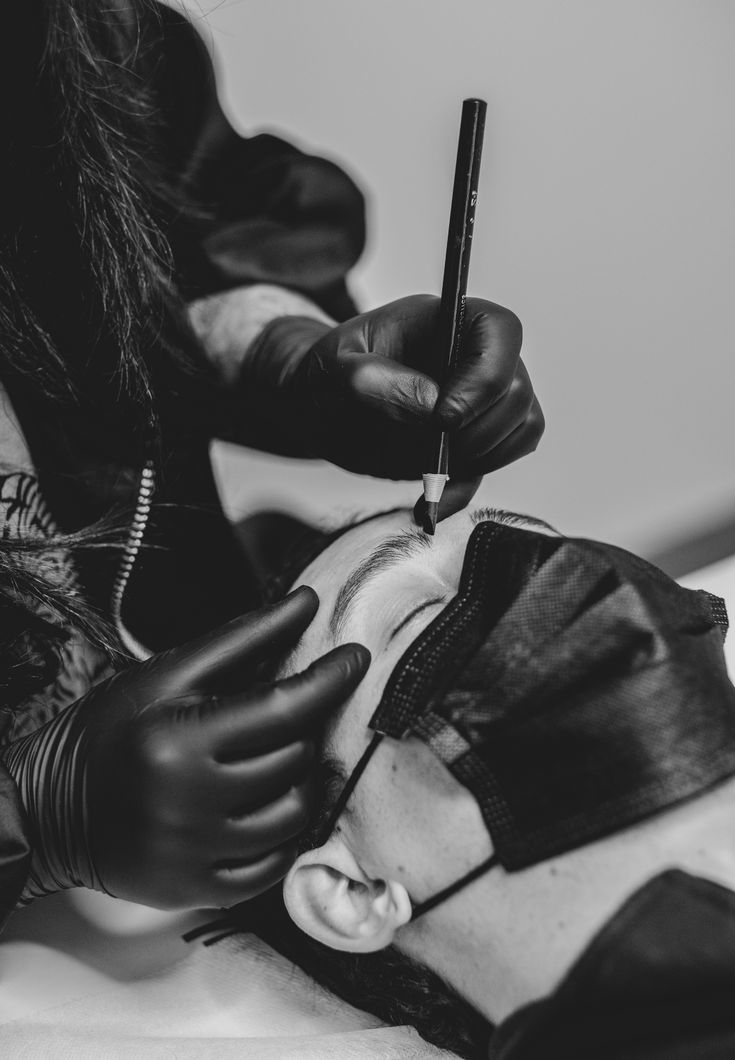 Session de formation en présentiel à Valence sur le maquillage permanent des sourcils, animée par ADR by Floriane, avec mise en pratique sur modèles.