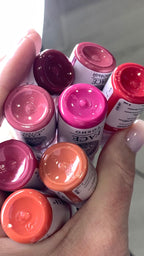 Formatrice en maquillage permanent partageant sa passion et son métier, illustrant les opportunités de carrière dans la beauté.