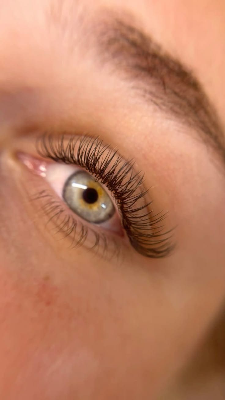 Résultat d’une pose d’extensions de cils méthode cil à cil à Valence, réalisée par ADR by Floriane, pour un regard intense, allongé et élégant.