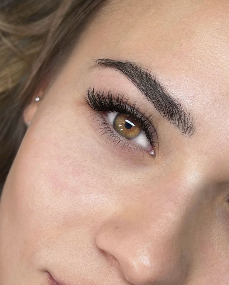 Résultat d’une pose d’extensions de cils mixte à Valence, réalisée par ADR by Floriane, pour un regard intense, allongé et élégant.