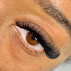 Résultat d’une pose d’extensions de cils volume Russe à Valence, réalisée par ADR by Floriane, pour un regard intense, allongé et élégant.