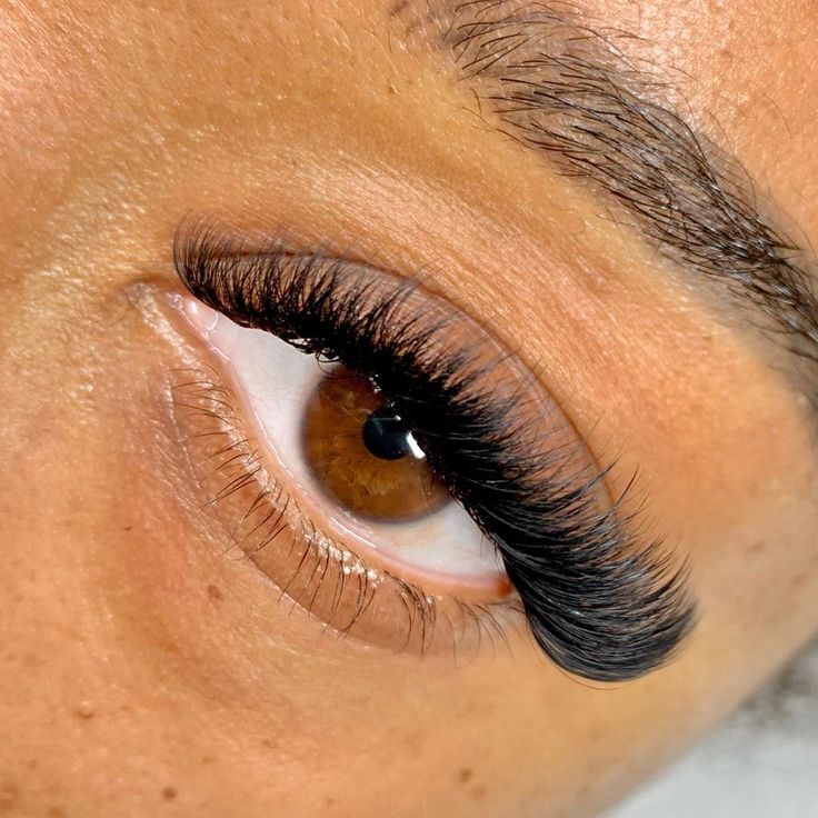 Résultat d’une pose d’extensions de cils volume Russe à Valence, réalisée par ADR by Floriane, pour un regard intense, allongé et élégant.