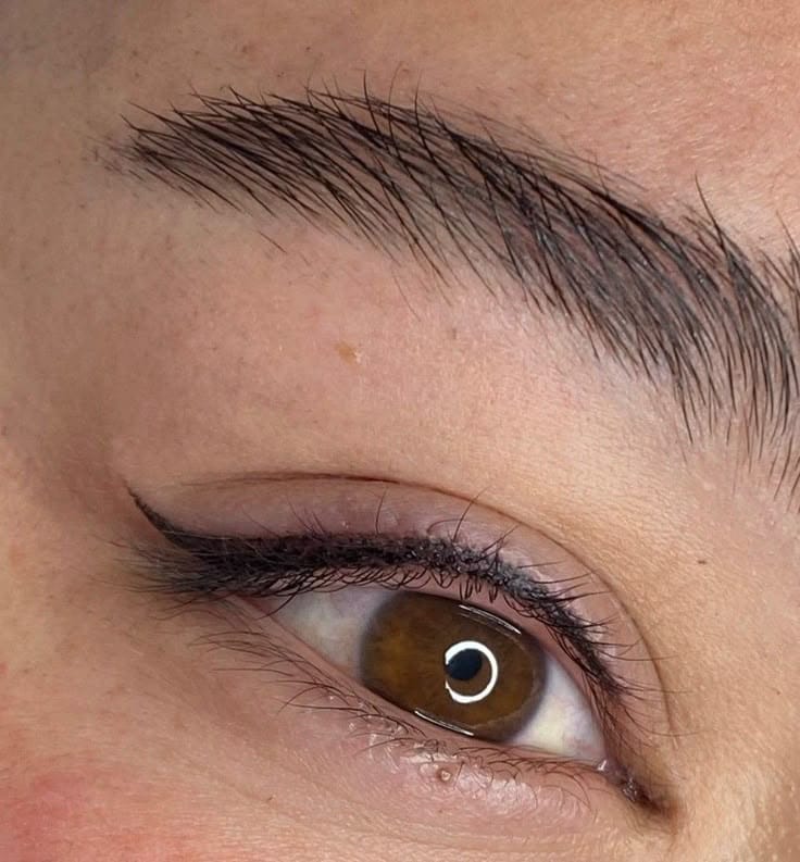 Résultat d’un maquillage permanent des yeux à Valence avec un liner précis, mettant en valeur le regard tout en conservant un effet naturel.