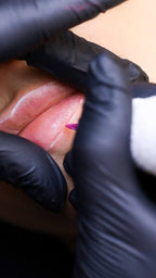 Tracé des lèvres pendant la prestation Candy Lips ADR By Floriane à Valence, maquillage permanent des lèvres pour un effet coloré, pulpeux et naturel.